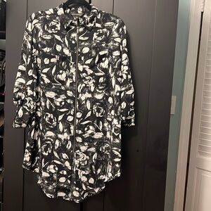 Rock and Republic Tunic. Black and white print. Size M